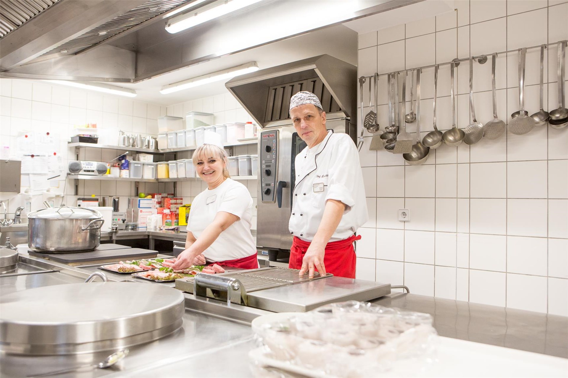 Koch und Beiköchin im Seniorenheim